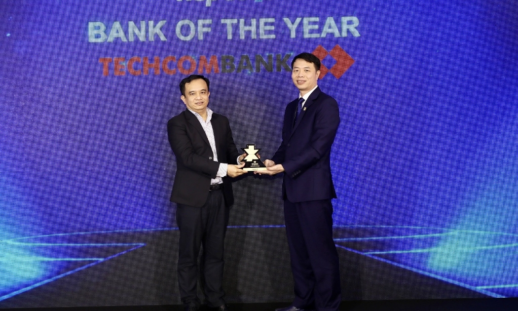 Đại diện Techcombank nhận giải thưởng Ngân hàng xuất sắc năm 2021 - Bank of the year 2021.
