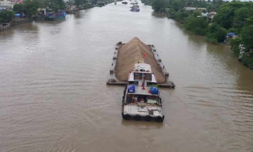 Mỗi ngày, trên tuyến kênh Chợ Gạo có khoảng 2.000 tàu thuyền qua lại, vận chuyển hàng hóa từ các tỉnh đồng bằng sông Cửu Long đến TP.HCM.