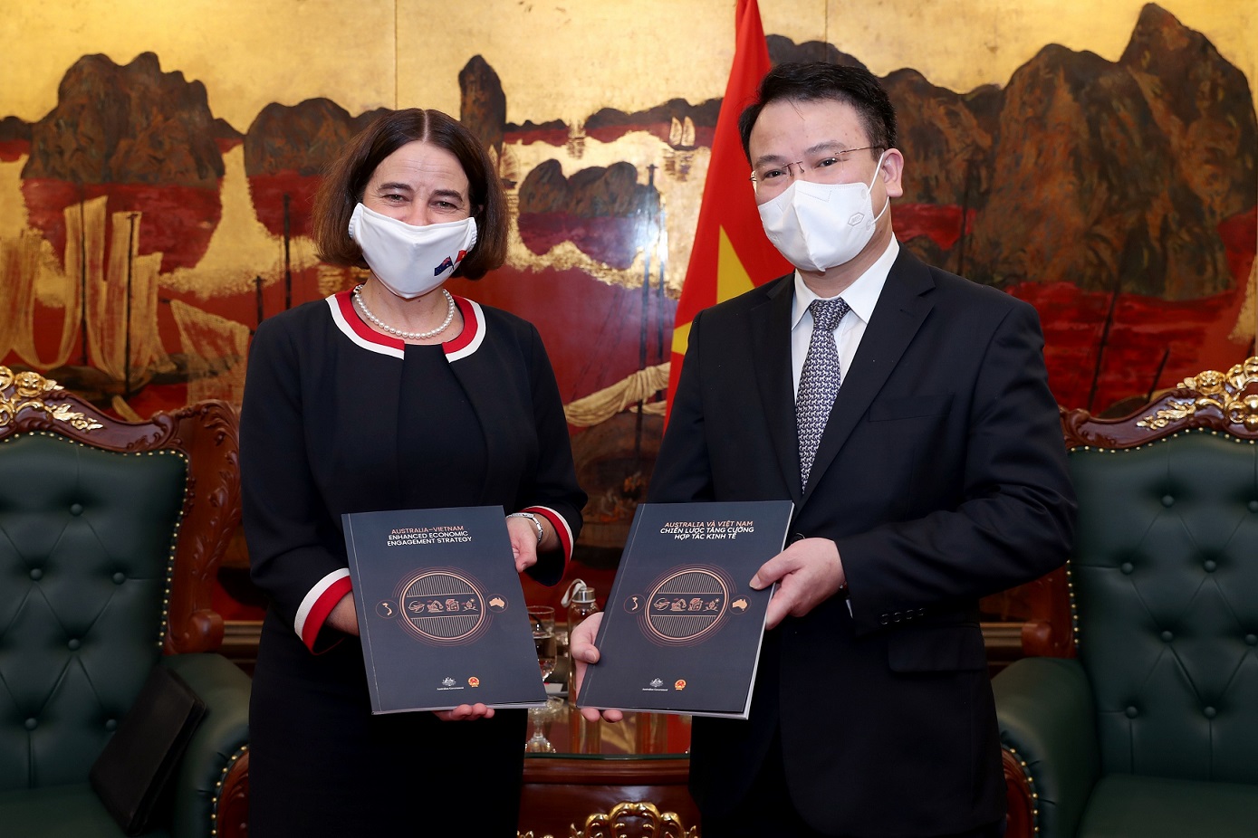 Bà Robyn Mudie, Đại sứ Australia tại Việt Nam và Thứ trưởng Bộ Kế hoạch và Đầu tư Trần Quốc Phương công bố Chiến lược tăng cường hợp tác kinh tế Australia Việt Nam.