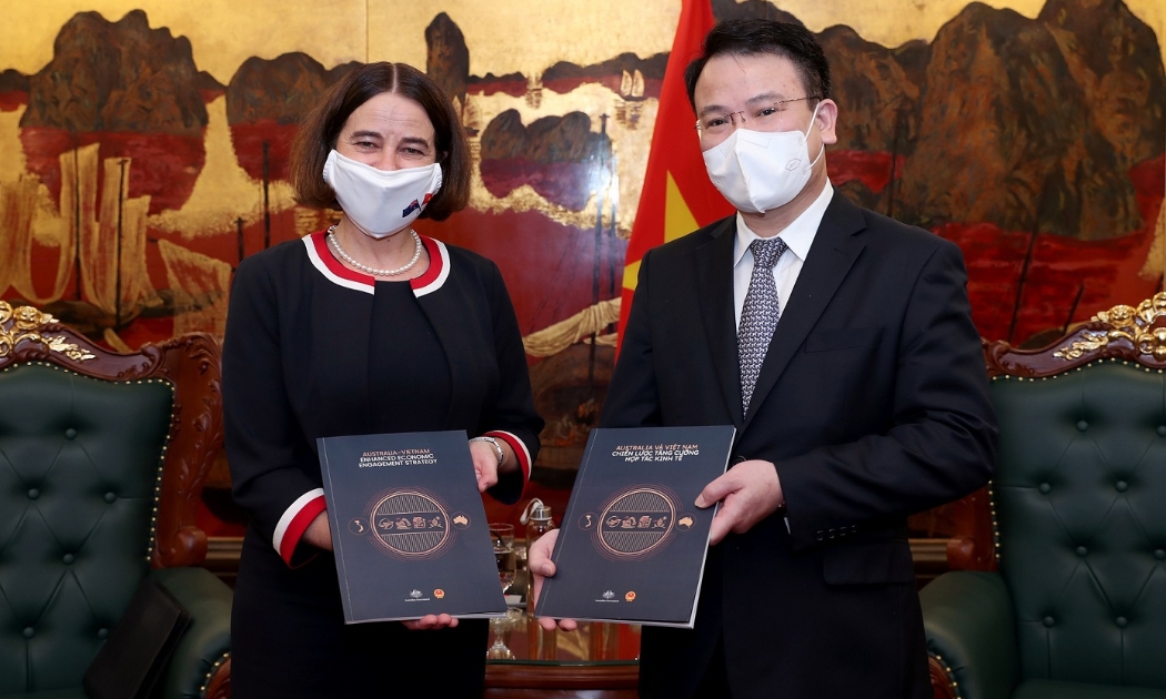 Bà Robyn Mudie, Đại sứ Australia tại Việt Nam và Thứ trưởng Bộ Kế hoạch và Đầu tư Trần Quốc Phương công bố Chiến lược tăng cường hợp tác kinh tế Australia Việt Nam.