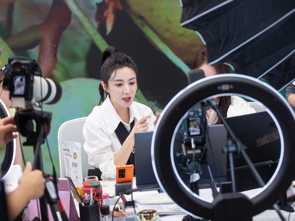 Huang Wei trong một buổi livestream - Ảnh: Bloomberg