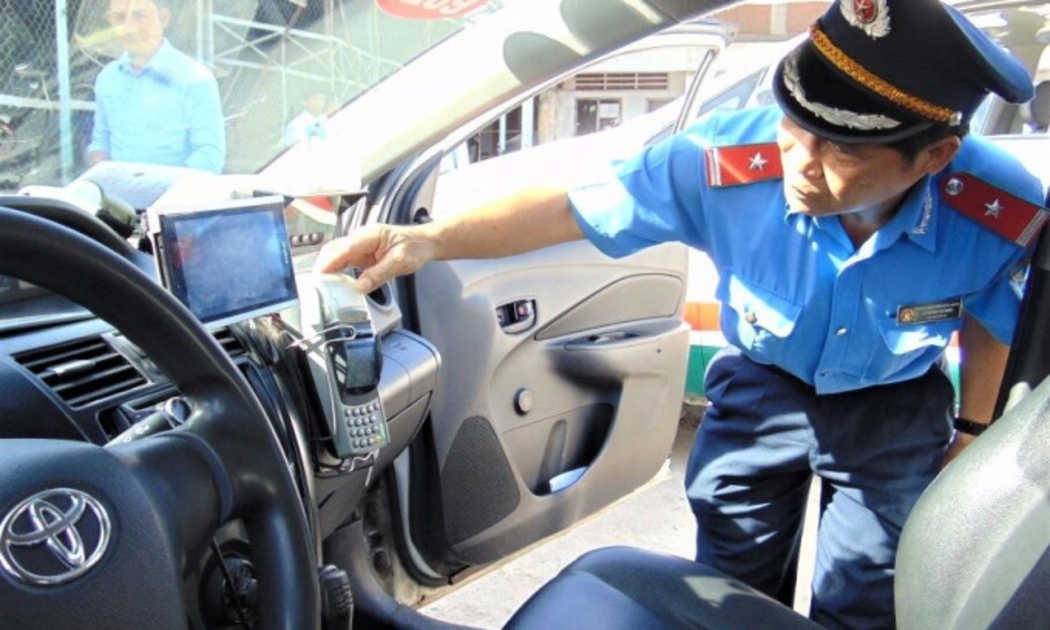 Cảnh sát, thanh tra giao thông đẩy mạnh tuần tra kiểm soát, xử nghiêm xe ôtô kinh doanh vận tải không lắp camera, không đổi biển số vàng.
