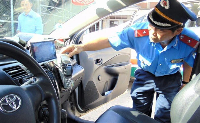 Cảnh sát, thanh tra giao thông đẩy mạnh tuần tra kiểm soát, xử nghiêm xe ôtô kinh doanh vận tải không lắp camera, không đổi biển số vàng.