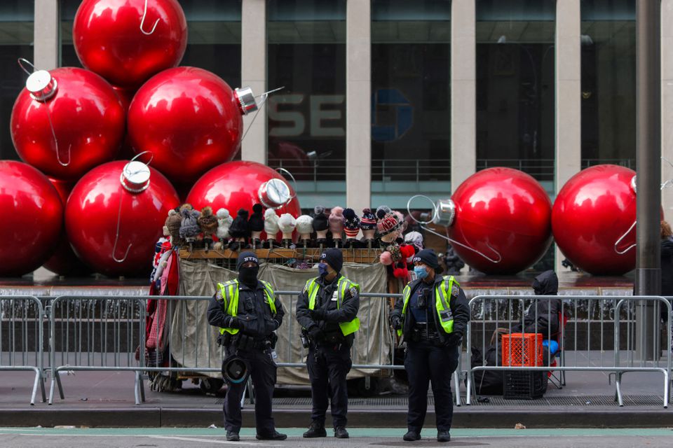 Cảnh sát New York trên Đại lộ 6 ngày 19/12/2021 - Ảnh: Reuters