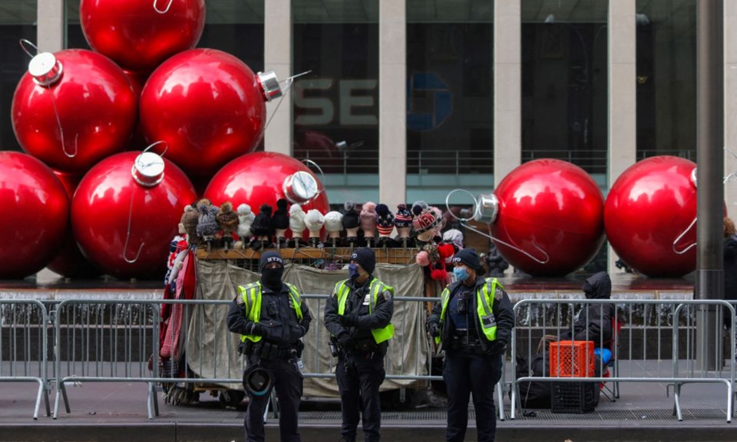 Cảnh sát New York trên Đại lộ 6 ngày 19/12/2021 - Ảnh: Reuters