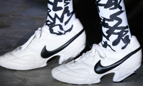 Đôi sneaker cao gót Comme des Garçons đang cháy hàng 