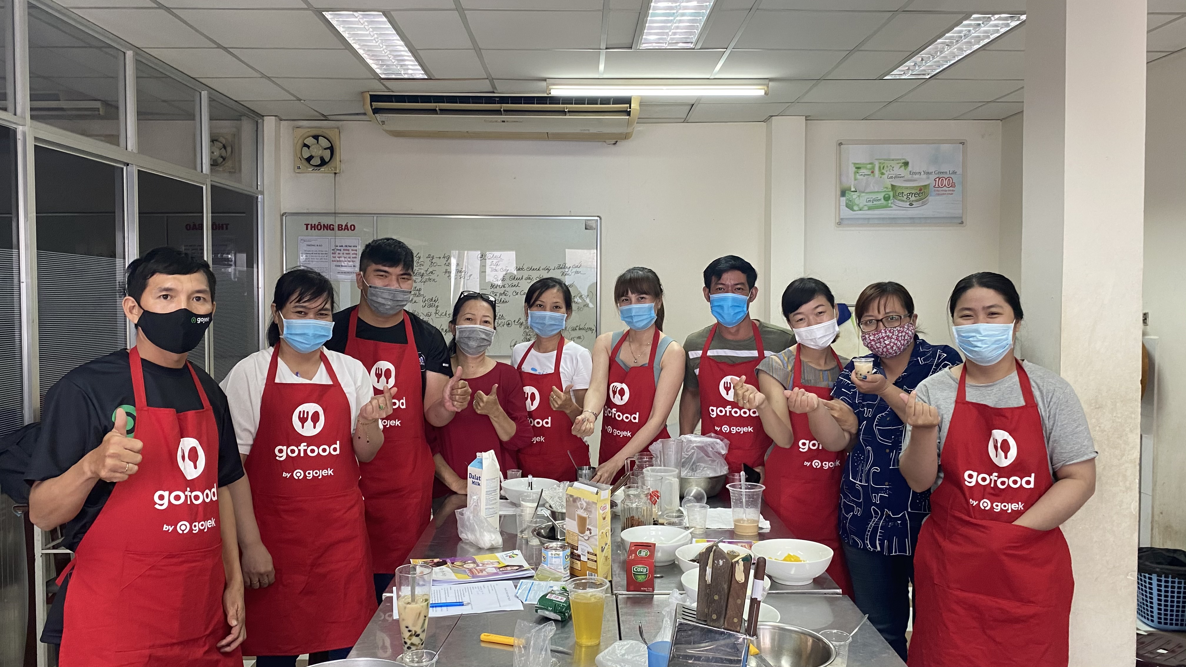 Các học viên hào hứng chụp ảnh cùng cô giáo tại lớp học nấu ăn trong khuôn khổ chương trình “Để không ai bị bỏ lại phía sau - Mùa 2”.