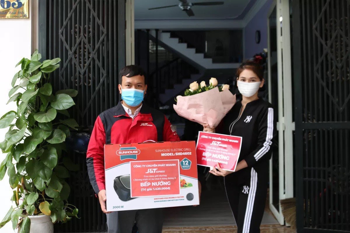 Khách hàng trúng giải trong chương trình Red Tuesday tháng 11.