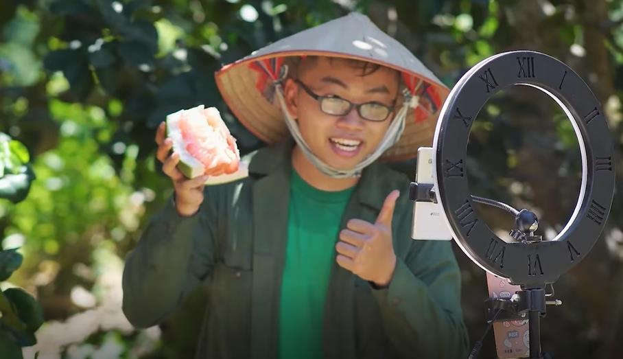 J&T Express hỗ trợ bà con livestream bán trái cây.