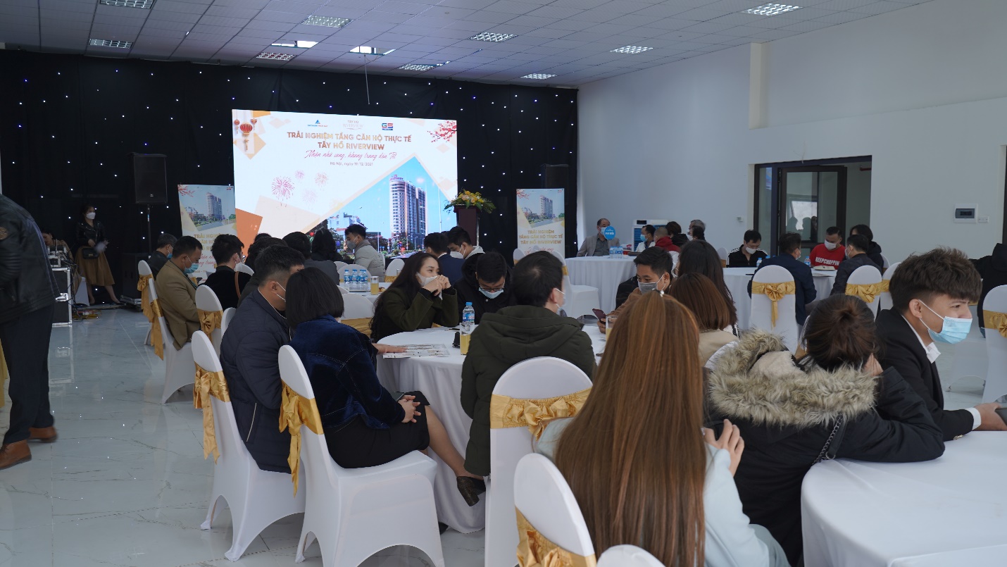Đ&ocirc;ng đảo kh&aacute;ch h&agrave;ng tham dự sự kiện Trải nghiệm tầng căn hộ thực tế T&acirc;y Hồ Riverview.