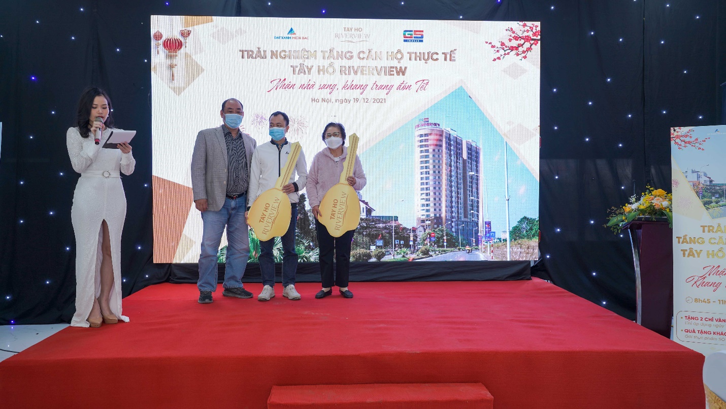 Đại diện chủ đầu tư trao ch&igrave;a kh&oacute;a cho chủ nh&acirc;n c&aacute;c căn hộ T&acirc;y Hồ Riverview.
