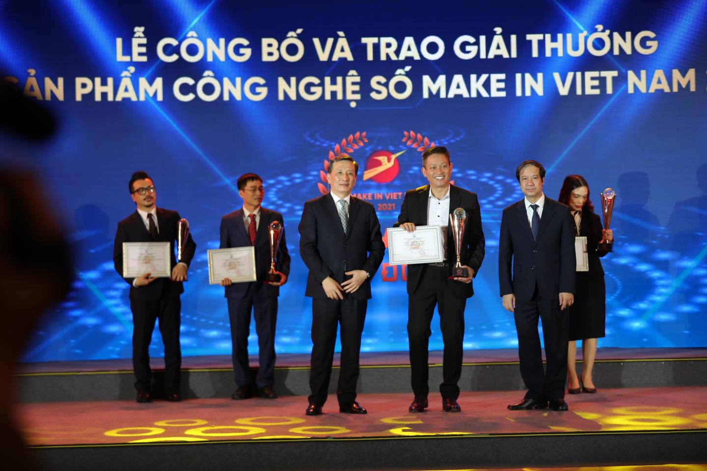 Ông Vũ Minh Trí, Phó Chủ tịch IOTLink nhận giải Đồng nền tảng số xuất sắc 2021.