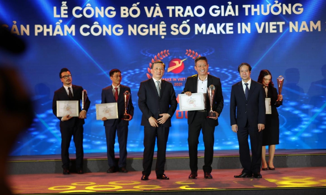 Ông Vũ Minh Trí, Phó Chủ tịch IOTLink nhận giải Đồng nền tảng số xuất sắc 2021.