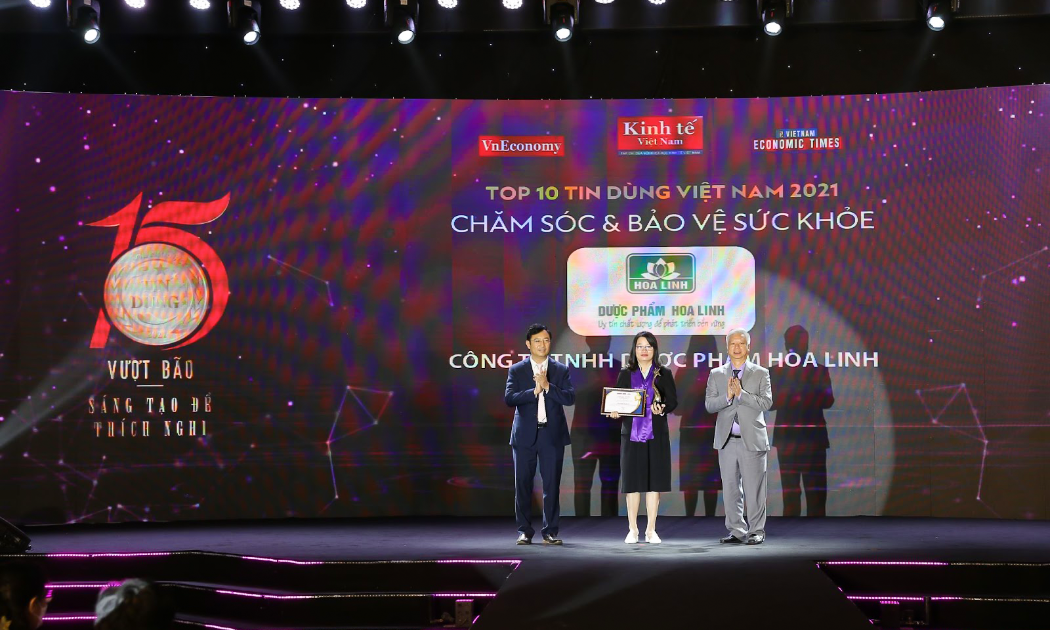 Bà Nguyễn Thị Phương Hoa - Giám đốc nhãn hàng Ngọc Châu nhận danh hiệu Tin và Dùng năm 2021.