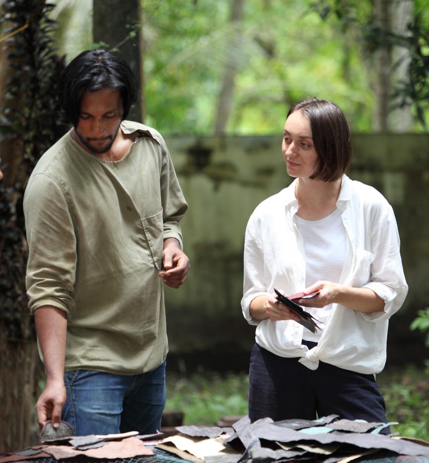 Hai nh&agrave; thiết kế vật liệu Zuzana Gombosova v&agrave; Susmith Suseelan của c&ocirc;ng ty&nbsp;Malai Bio Materials.