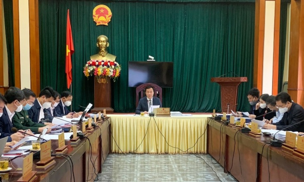 Chủ tịch UBND tỉnh Hải Dương Triệu Thế Hùng chủ trì phiên họp. 