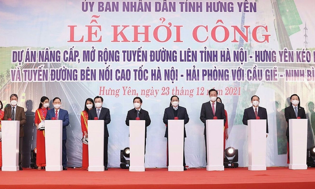Thủ tướng Phạm Minh Chính và các đại biểu dự lễ khởi công 2 công trình hạ tầng giao thông trọng điểm, kết nối phát triển kinh tế-xã hội tỉnh Hưng Yên với vùng Thủ đô và vùng kinh tế trọng điểm Bắc Bộ. Ảnh: VGP