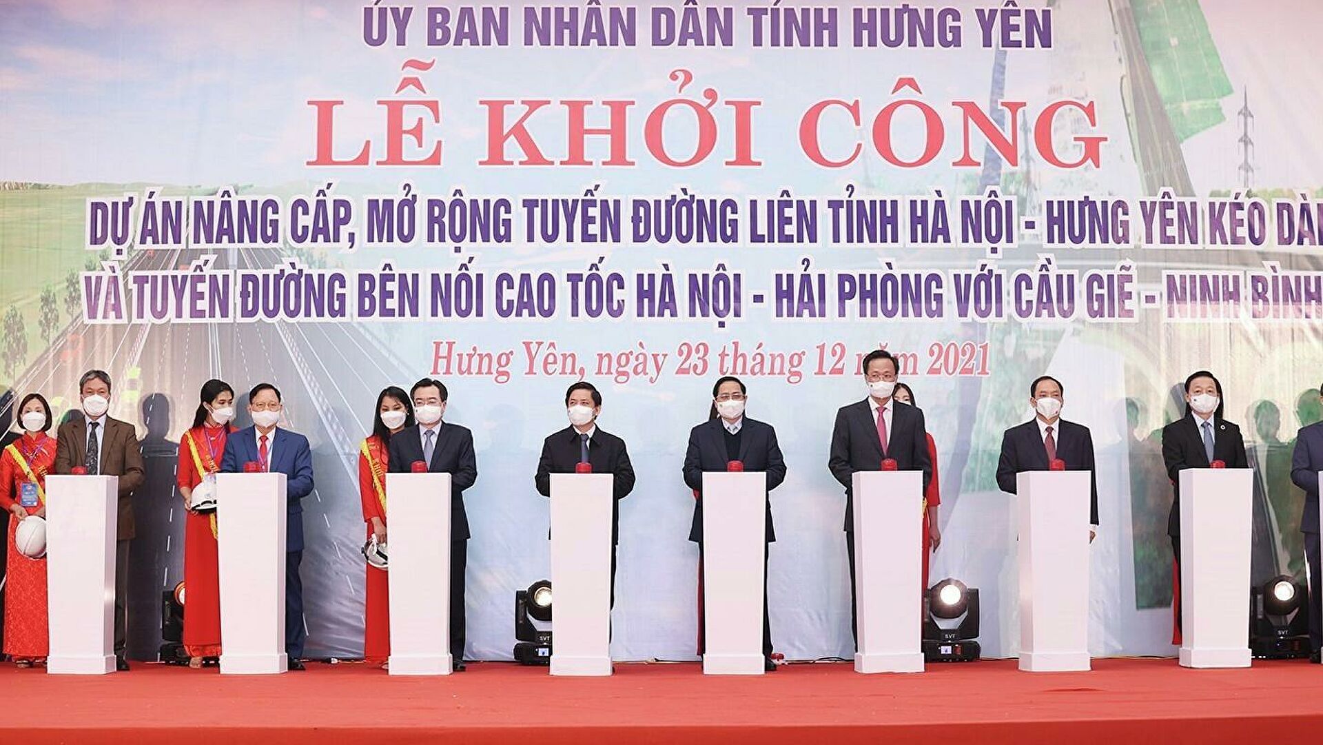 Thủ tướng Phạm Minh Chính và các đại biểu dự lễ khởi công 2 công trình hạ tầng giao thông trọng điểm, kết nối phát triển kinh tế-xã hội tỉnh Hưng Yên với vùng Thủ đô và vùng kinh tế trọng điểm Bắc Bộ. Ảnh: VGP