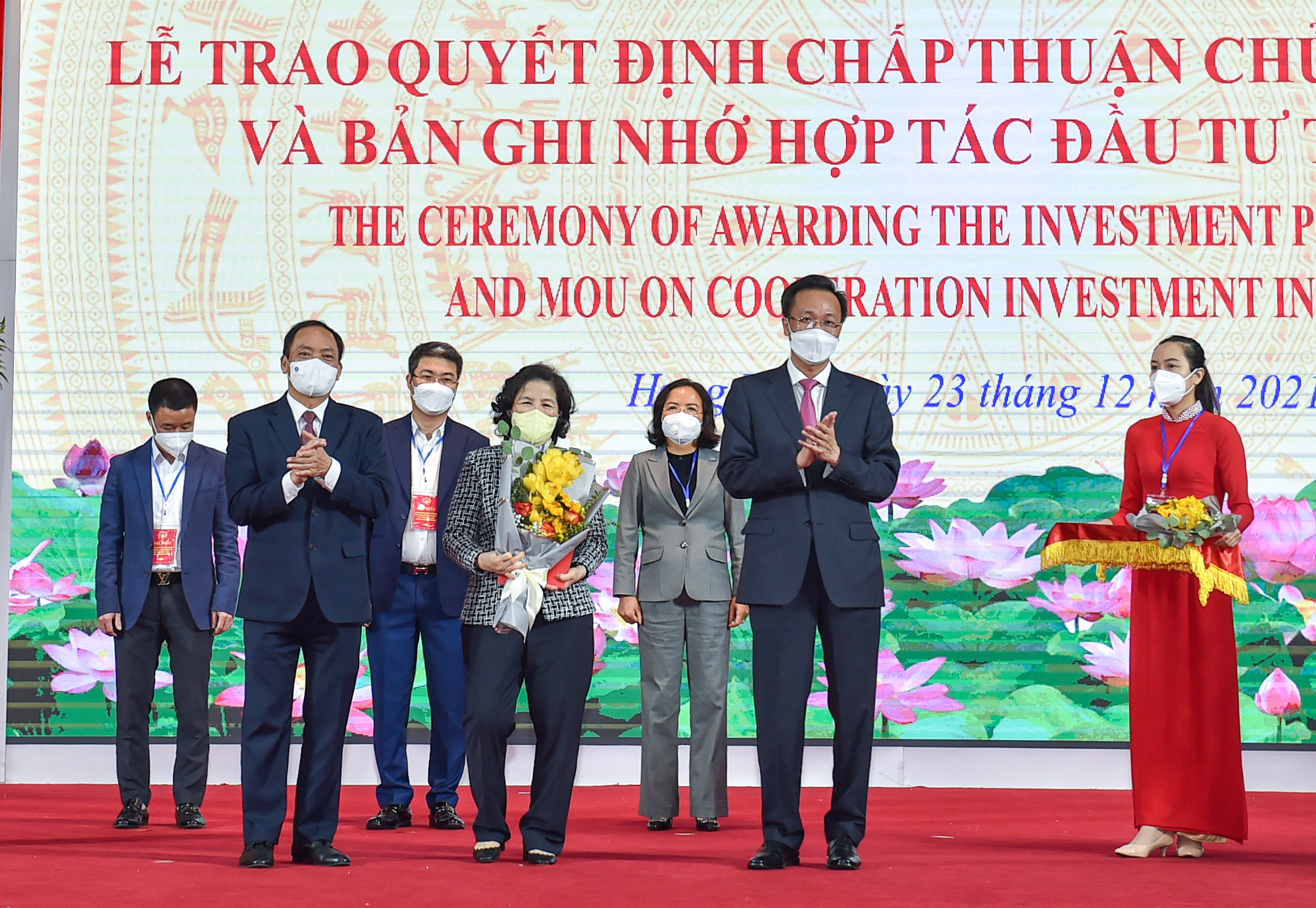 Tỉnh Hưng Y&ecirc;n trao quyết định chấp thuận chủ trương đầu tư cho Dự &aacute;n nh&agrave; m&aacute;y sữa tại Hưng Y&ecirc;n do Vinamilk v&agrave; c&ocirc;ng ty th&agrave;nh vi&ecirc;n Vilico triển khai, dưới sự chứng kiến của Thủ tướng Ch&iacute;nh phủ Phạm Minh Ch&iacute;nh.