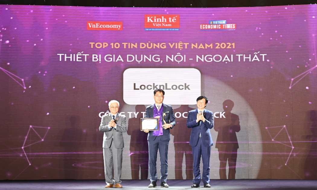 Đại diện nhận giải: Ông Song Sung Ho, Tổng giám đốc - Công ty TNHH Lock & Lock Hà Nội.