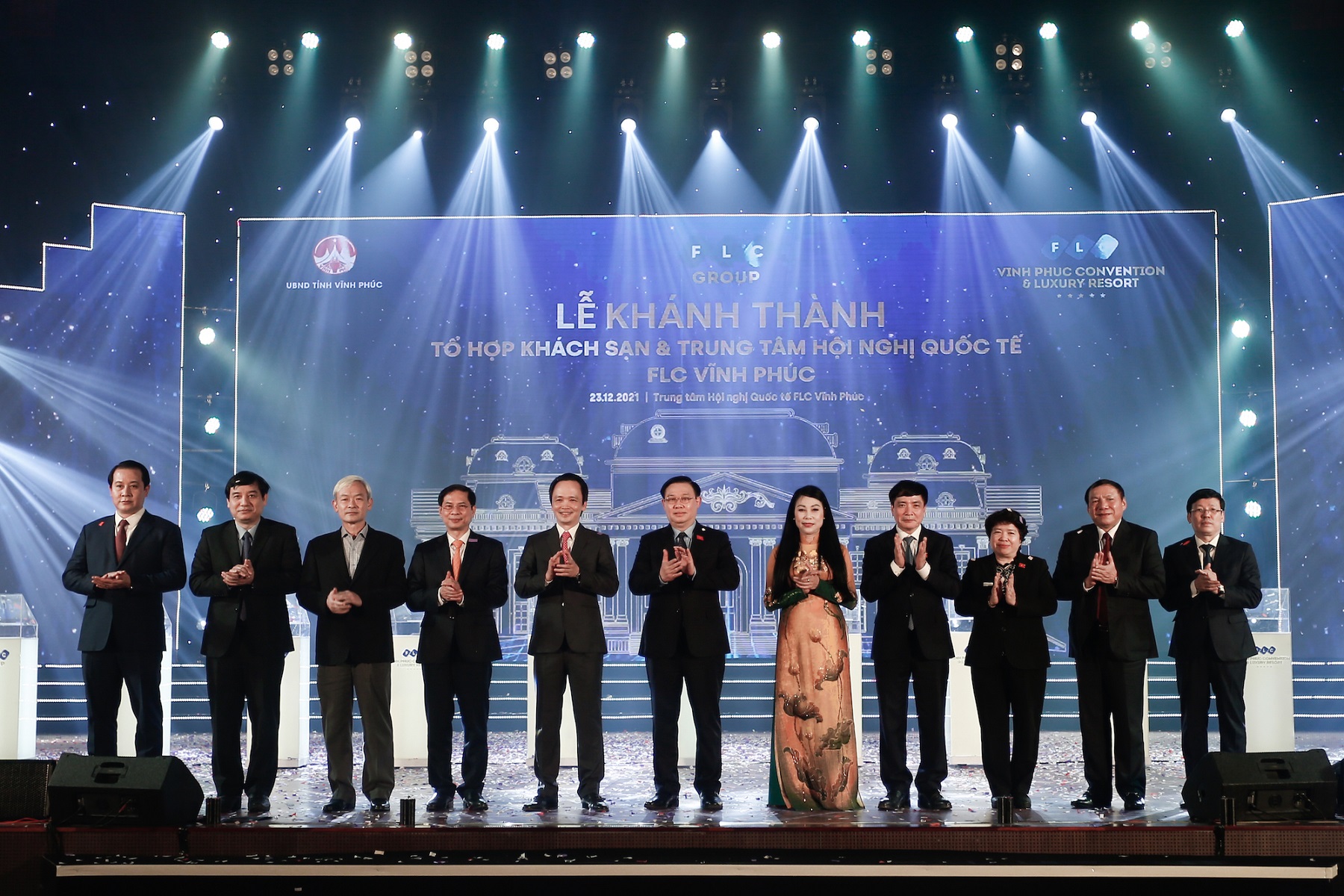 Chủ tịch Quốc Hội Vương Đình Huệ và các lãnh đạo trung ương và địa phương bấm nút khánh thành Tổ hợp khách sạn và Trung tâm Hội nghị Quốc tế FLC Vĩnh Phúc(Từ trái qua phải: Ông Nguyễn Hoàng Anh - Phó Bí thư Thường trực Tỉnh ủy Vĩnh Phúc; Ông Nguyễn Đắc Vinh - Ủy viên BCH Trung ương Đảng, Chủ nhiệm Ủy ban Văn hóa - Giáo dục của Quốc hội; Ông Nguyễn Phú Cường - Ủy viên BCH Trung ương Đảng, Chủ nhiệm Ủy ban Tài chính - Ngân sách của Quốc hội; Ông Bùi Thanh Sơn - Ủy viên BCH Trung ương Đảng, Bộ trưởng Bộ Ngoại giao; Ông Trịnh Văn Quyết - Chủ tịch HĐQT Tập đoàn FLC; Ông Vương Đình Huệ - Ủy viên Bộ Chính trị, Chủ tịch Quốc Hội nước CHXHCN Việt Nam; Bà Hoàng Thị Thúy Lan - Ủy viên BCH Trung ương Đảng, Bí thư Tỉnh ủy, Chủ tịch HĐND tỉnh Vĩnh Phúc; Ông Bùi Văn Cường - Ủy viên BCH Trung ương Đảng, Tổng Thư ký Quốc hội, Chủ nhiệm Văn phòng Quốc hội; Bà Nguyễn Thúy Anh - Ủy viên BCH Trung ương Đảng - Chủ nhiệm Ủy ban Xã hội của Quốc hội; Ông Nguyễn Văn Hùng - Ủy viên BCH Trung ương Đảng - Bộ trưởng Bộ Văn hóa, Thể thao và Du lịch; Ông Lê Duy Thành - Phó Bí thư Tỉnh ủy, Chủ tịch UBND tỉnh Vĩnh Phúc).