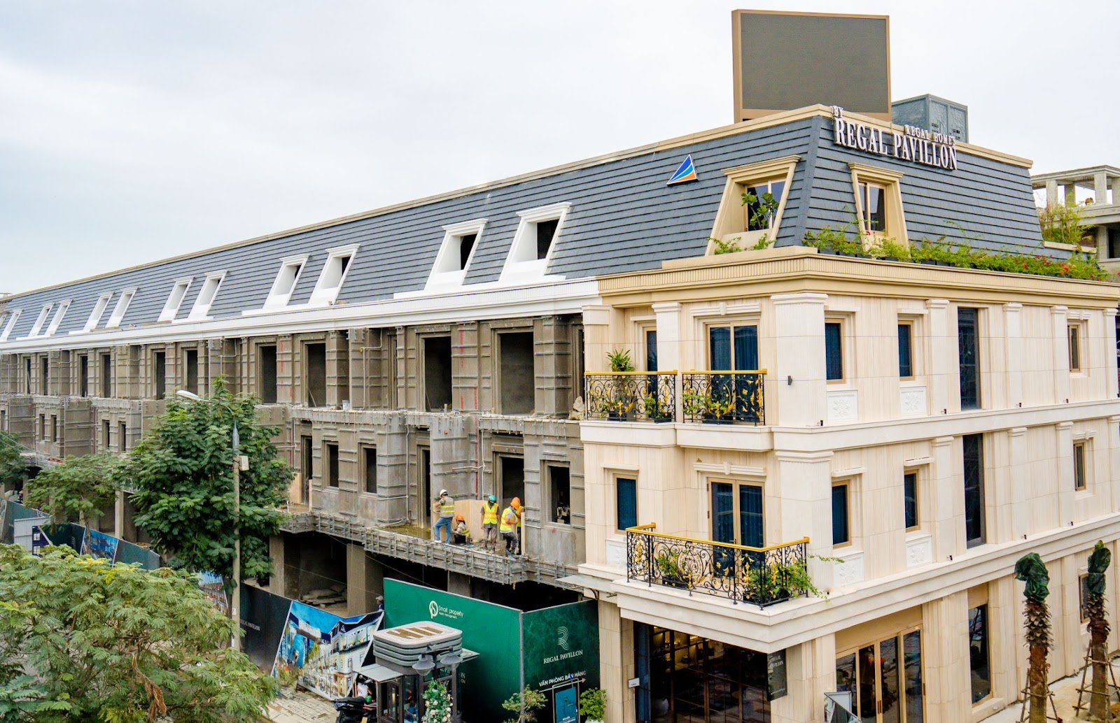 Dự &aacute;n Regal Pavillon đang được ho&agrave;n thiện mặt ngo&agrave;i bởi hệ đ&aacute; Marble Travertine đắt đỏ.