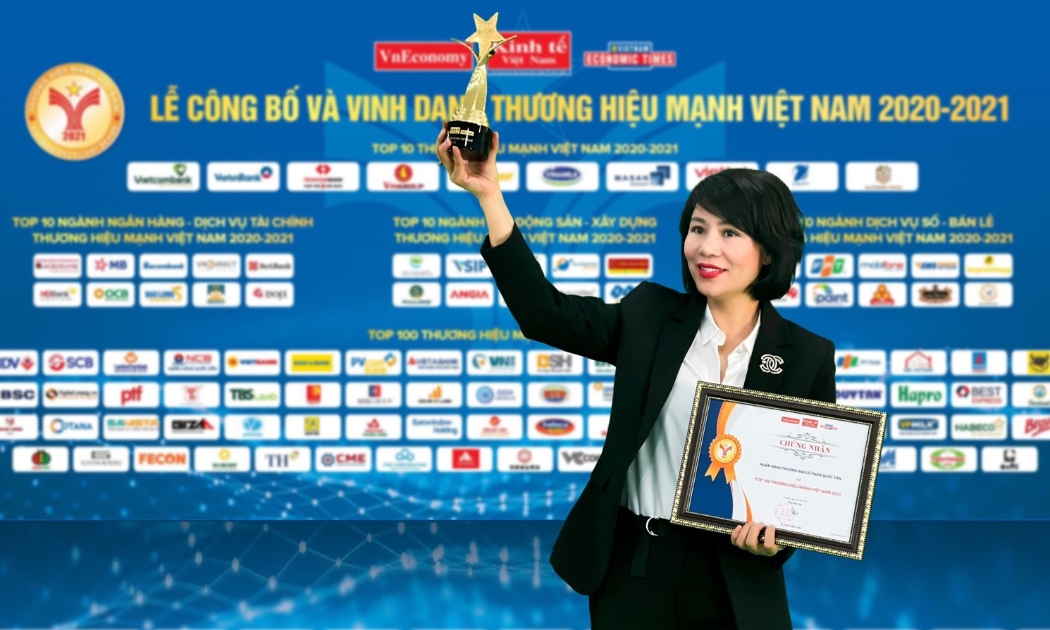 Bà Dương Thị Lệ Hà - Quyền Tổng giám đốc NCB nhận giải thưởng TOP 100 Thương hiệu mạnh Việt Nam 2021.
