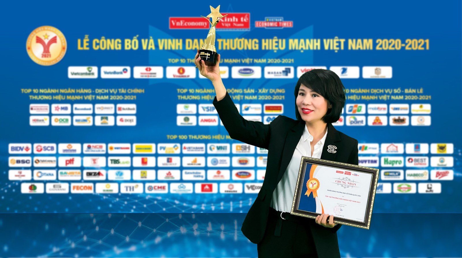 Bà Dương Thị Lệ Hà - Quyền Tổng giám đốc NCB nhận giải thưởng TOP 100 Thương hiệu mạnh Việt Nam 2021.