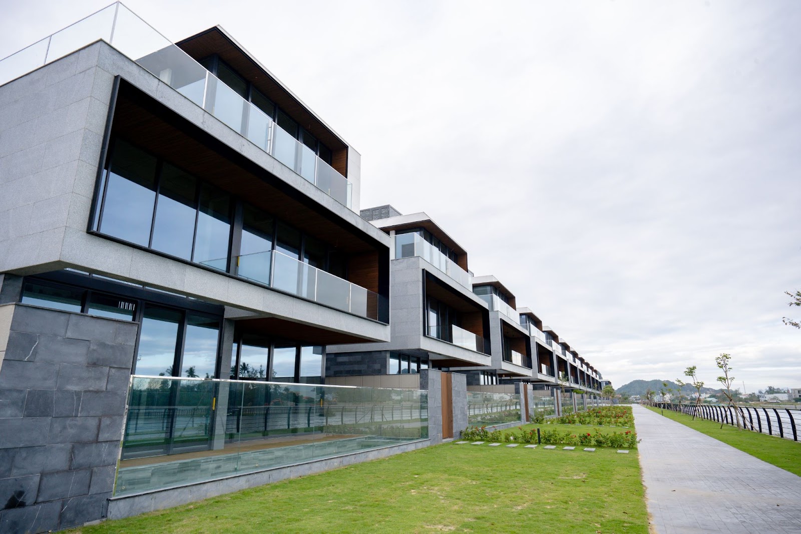 Đất Xanh Miền Trung sử dụng k&iacute;nh 2 lớp phủ Low-E &ndash; loại k&iacute;nh c&ocirc;ng nghệ cao gi&uacute;p c&aacute;ch &acirc;m, c&aacute;ch nhiệt, cản tia UV.