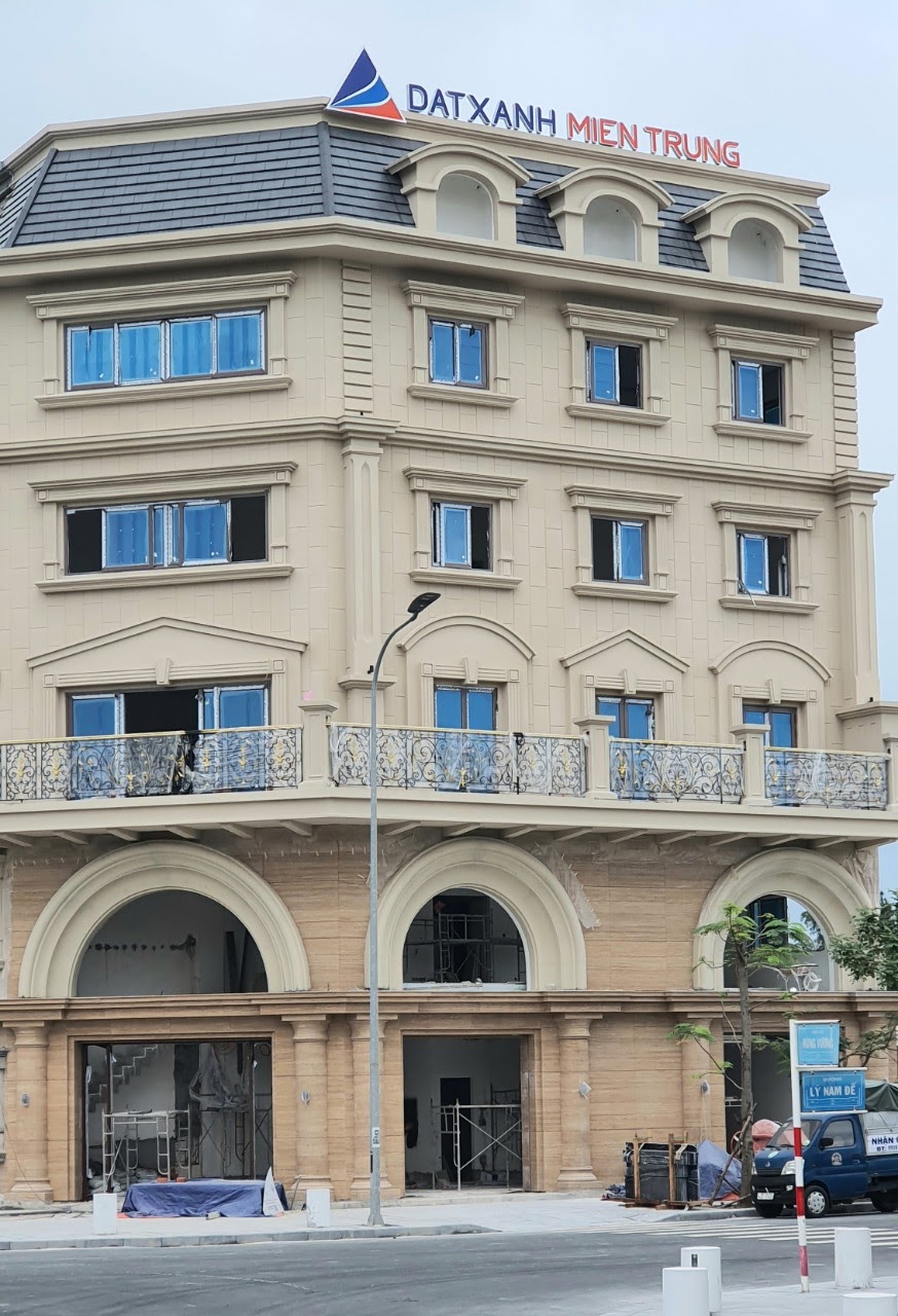 Regal Maison là một trong số các dự án của Đất Xanh Miền Trung đang trong quy trình hoàn thiện với 7 lớp sơn giả đá vô cùng khắt khe và kỹ lưỡng.