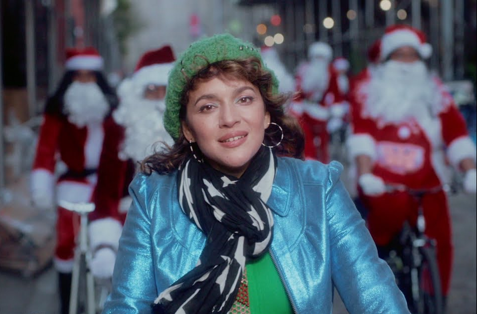 Norah Jones trong video đi kèm của ca khúc Christmas Calling.