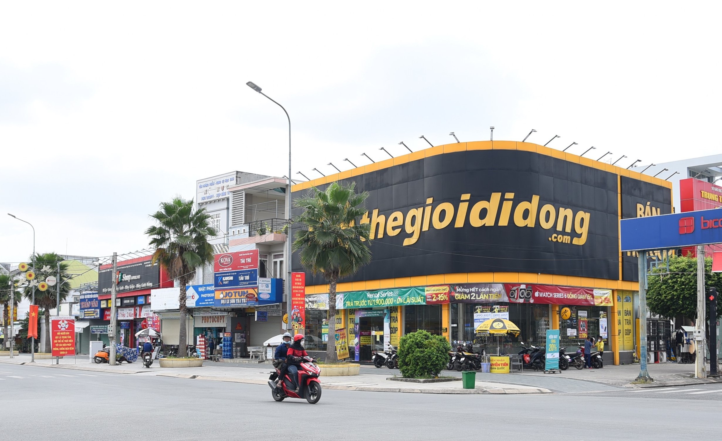Bên cạnh công nghiệp, thương mại - dịch vụ đang phát triển mạnh cũng giúp bất động sản Tân Uyên thêm tiềm năng.