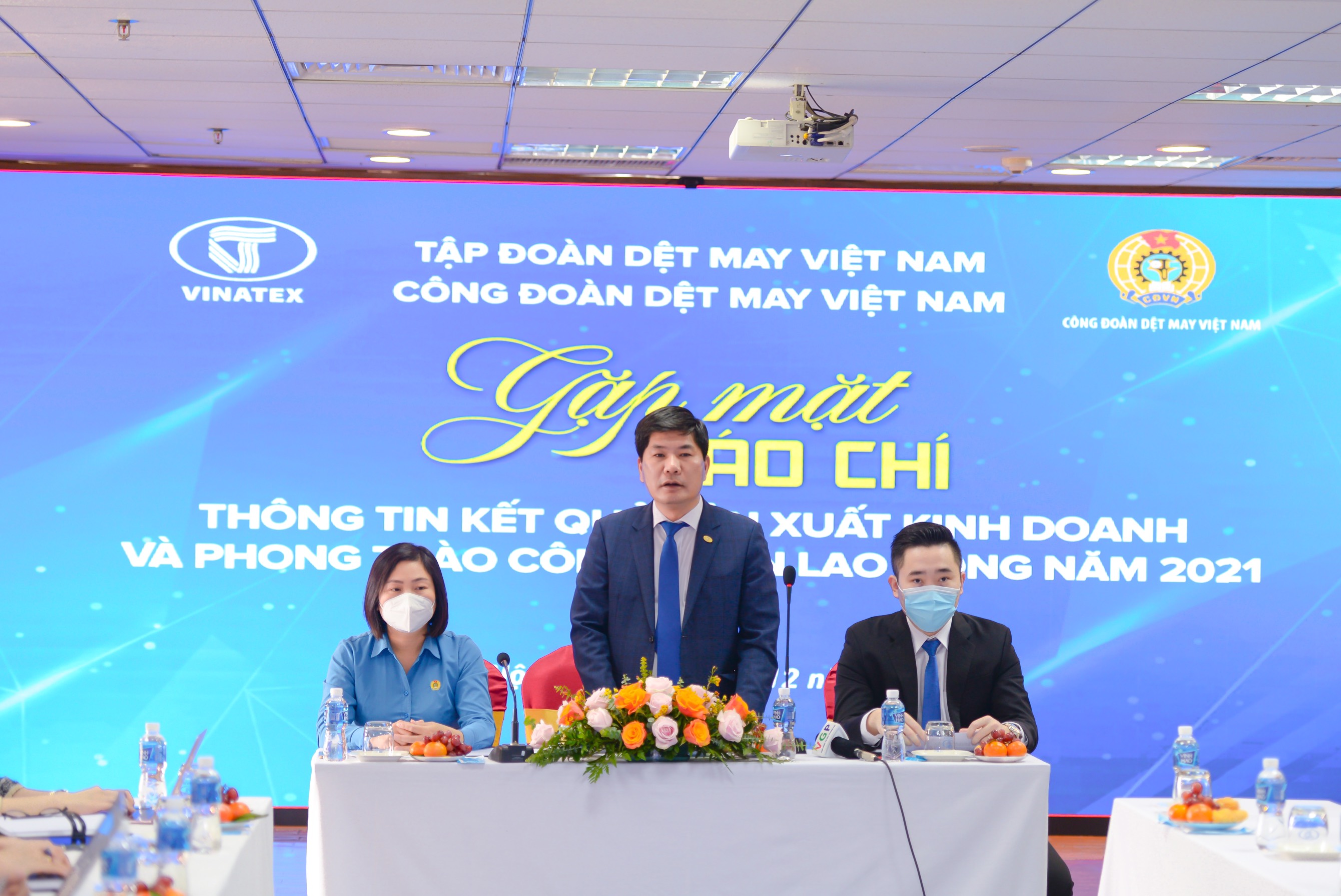 Ông Cao Hữu Hiếu, Tổng giám đốc Tập đoàn dệt may Việt Nam chủ trì họp báo.