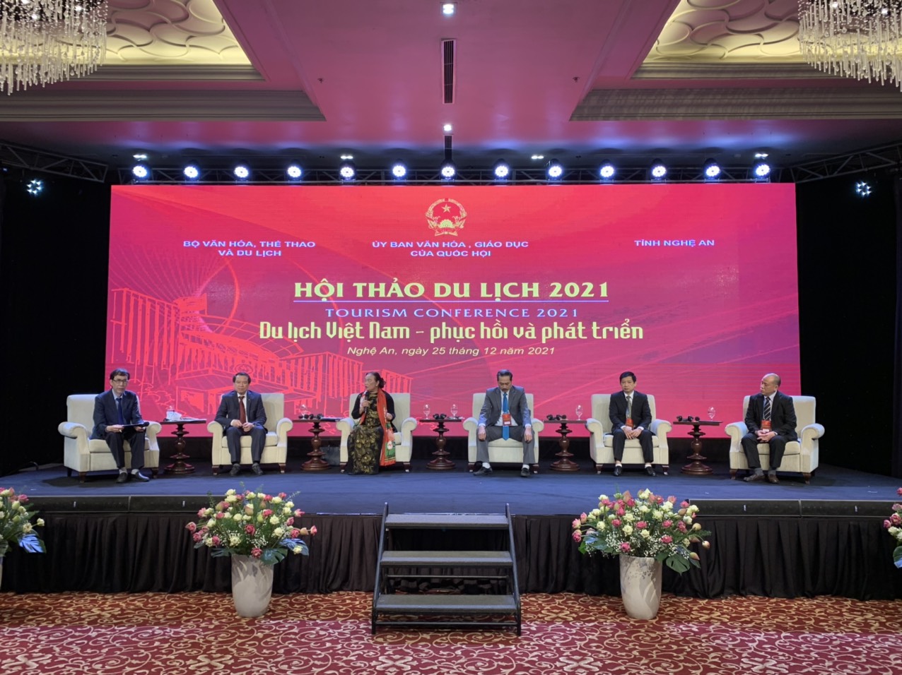 Các đại biểu tham gia phiên thảo luận tại Hội thảo du lịch 2021