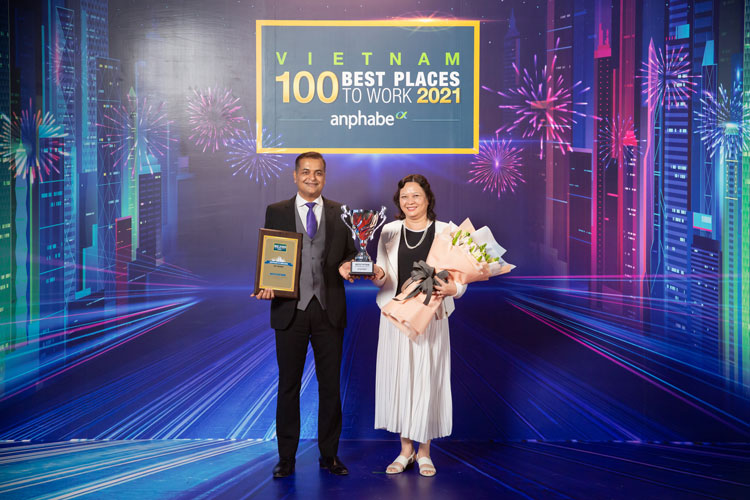 Ông Binu Jacob, Tổng giám đốc và bà Trương Bích Đào, Giám đốc Nhân sự Công ty Nestlé Việt Nam nhận bằng khen và cúp.