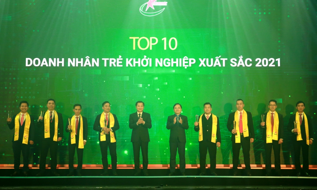 Phó Thủ tướng Lê Minh Khái và Bí thư Thứ nhất Trung ương Đoàn Nguyễn Anh Tuấn trao danh hiệu TOP 10 “Doanh nhân trẻ khởi nghiệp xuất sắc 2021”.