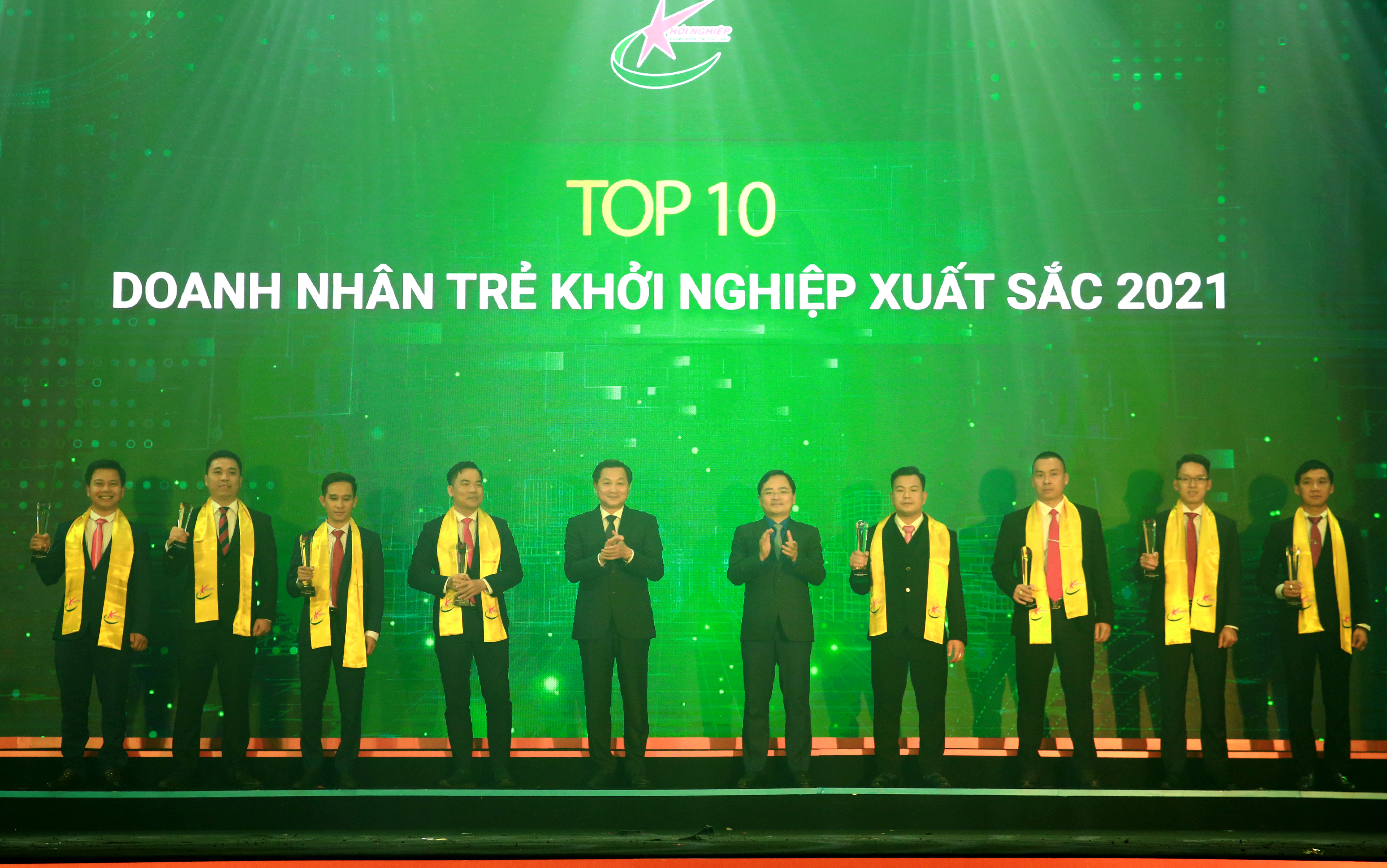 Phó Thủ tướng Lê Minh Khái và Bí thư Thứ nhất Trung ương Đoàn Nguyễn Anh Tuấn trao danh hiệu TOP 10 “Doanh nhân trẻ khởi nghiệp xuất sắc 2021”.