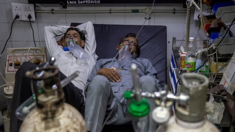 Từ giữa th&aacute;ng 4, Ấn Độ chứng kiến l&agrave;n s&oacute;ng dịch bệnh thứ hai l&agrave;m tệ liệt hệ thống y tế, h&agrave;ng chục ngh&igrave;n người tử vong do bệnh nh&acirc;n Covid-19 kh&ocirc;ng thể tiếp cận c&aacute;c cơ sở chăm s&oacute;c y tế v&agrave; kh&ocirc;ng c&oacute; đủ oxy. Trong ảnh l&agrave; c&aacute;c bệnh nh&acirc;n Covid được điều trị tại ph&ograve;ng cấp cứu của bệnh viện Lok Nayak Jai Prakash ở New Delhi v&agrave;o ng&agrave;y 15/4 - Ảnh:&nbsp;Reuters