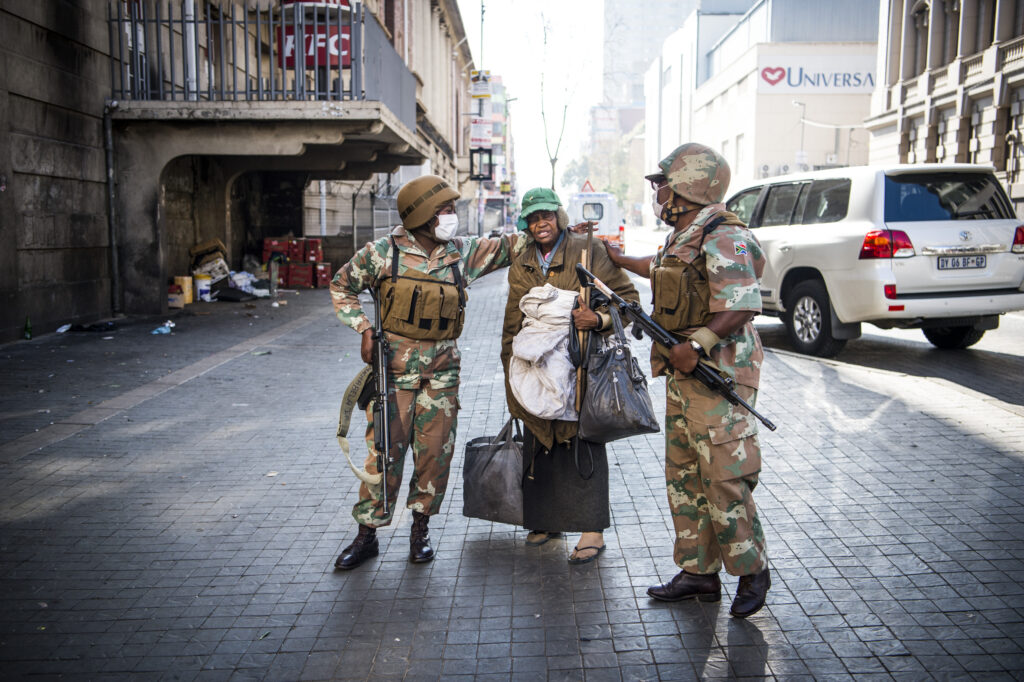 Ng&agrave;y 25/11,&nbsp;Nam Phi x&aacute;c định ca mắc biến thể Covid-19 Omicron đầu ti&ecirc;n. Biến thể n&agrave;y sau đ&oacute; nhanh ch&oacute;ng lan nhanh ra nhiều quốc gia v&agrave; v&ugrave;ng l&atilde;nh thổ tr&ecirc;n khắp thế giới - Ảnh: AP