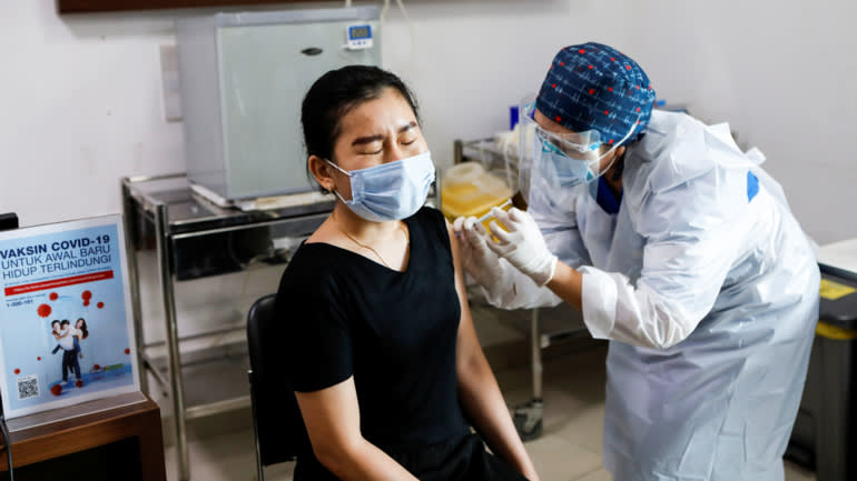 Một phụ nữ được mũi tiêm vaccine ngừa Covid-19 của công ty Trung Quốc Sinovac Biotech tại một bệnh viện ở Jakarta, Indonesia, ngày 14/1 khi quốc gia đông dân thứ 4 thế giới bắt đầu triển khai chiến dịch tiêm chủng trên diện rộng - Ảnh: Reuters