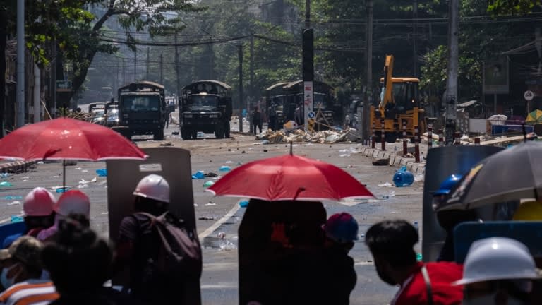 Người biểu t&igrave;nh chống đảo ch&iacute;nh đối đầu với cảnh s&aacute;t chống bạo động tại Yangon ng&agrave;y 1/3 khi ch&iacute;nh phủ qu&acirc;n sự Myanmar tăng cường đ&agrave;n &aacute;p với việc sử dụng hơi cay v&agrave; đạn thật để khống chế ngườ biểu t&igrave;nh. Theo c&aacute;c tổ chức gi&aacute;m s&aacute;t,&nbsp;những cuộc đụng độ giữa cảnh s&aacute;t v&agrave; người biểu t&igrave;nh đ&atilde; khiến &iacute;t nhất 18 người thiệt mạng - Ảnh: Getty Images