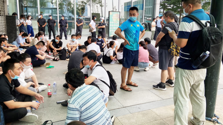 Nhiều người tập trung b&ecirc;n cạnh trụ sở ch&iacute;nh của Evergrande ở Th&acirc;m Quyến, tỉnh Quảng Đ&ocirc;ng, Trung Quốc, ng&agrave;y 16/9 để đ&ograve;i lại tiền m&agrave; họ đ&atilde; đầu tư v&agrave;o c&aacute;c dự &aacute;n của tập đo&agrave;n n&agrave;y - Ảnh: Reuters