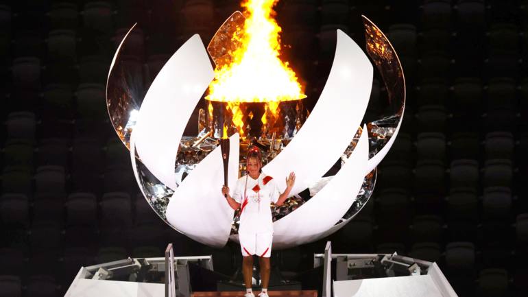 Vận động viên Naomi Osaka của Nhật Bản cầm ngọn đuốc Olympic sau khi thắp sáng ngọn đuốc khai mạc Thế vận hội Tokyo vào ngày 23/7 - Ảnh: Nikkei Asia