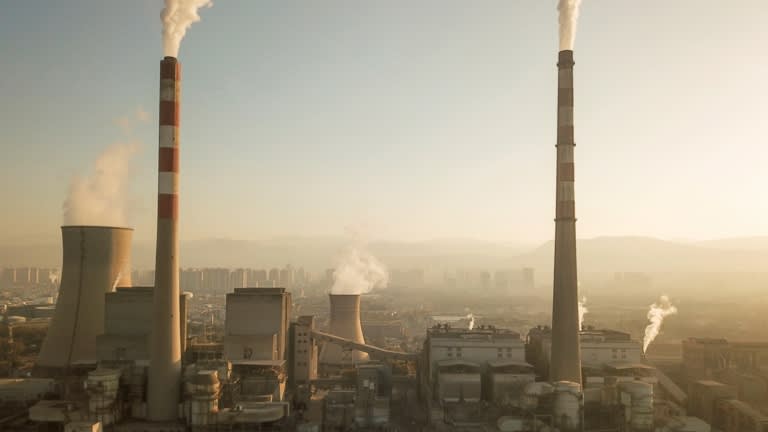 Ảnh chụp từ tr&ecirc;n kh&ocirc;ng về một nh&agrave; m&aacute;y nhiệt điện than ở Lan Ch&acirc;u, thuộc tỉnh Cam T&uacute;c, t&acirc;y bắc Trung Quốc, ng&agrave;y 12/11, sau khi Chủ tịch Trung Quốc Tập Cận B&igrave;nh tuy&ecirc;n bố nước n&agrave;y sẽ kh&ocirc;ng x&acirc;y dựng c&aacute;c dự &aacute;n nhiệt điện than mới ở nước ngo&agrave;i. &Ocirc;ng Tập Cận B&igrave;nh kh&ocirc;ng trực tiếp tham dự COP26 - Ảnh:&nbsp;AP