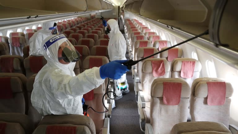 C&aacute;n bộ y tế khử tr&ugrave;ng cabin một m&aacute;y bay của h&atilde;ng h&agrave;ng kh&ocirc;ng Asiana Airlines tại S&acirc;n bay Quốc tế Incheon, ở Incheon, H&agrave;n Quốc, v&agrave;o ng&agrave;y 9/12 trong bối cảnh biến thể Omicron l&acirc;y lan nhanh ra nhiều quốc gia tr&ecirc;n thế giới - Ảnh: Reuters&nbsp;