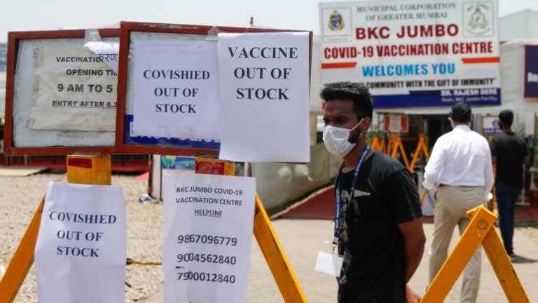 Giữa làn sóng dịch bệnh thảm họa, Ấn Độ rơi vào tình trạng thiếu vaccine Covishield - loại vaccine Covid-19 do Viện Huyết thanh của Ấn Độ sản xuất - Ảnh: Reuters