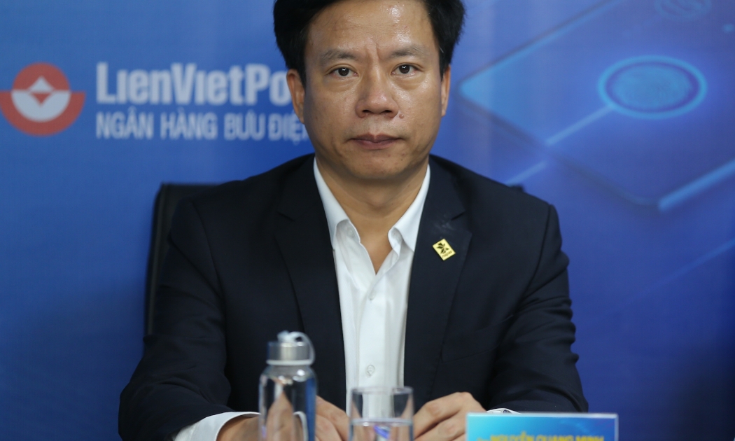Ông Nguyễn Quang Minh, Phó Tổng giám đốc Napas nêu bốn lý do để người dân nên đi chuyển thẻ từ sang thẻ chip. Ảnh: Chu Xuân Khoa.