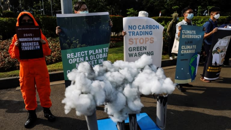 Người Indonesia xuống đường biểu t&igrave;nh y&ecirc;u cầu c&ocirc;ng l&yacute; về biến đổi kh&iacute; hậu ở Jakarta v&agrave;o ng&agrave;y 5/11. Họ tức giận với tuy&ecirc;n bố của Tổng thống Indonesia Joko Widodo đưa ra tại hội nghị COP26 li&ecirc;n quan tới mục ti&ecirc;u trung h&ograve;a carbon v&agrave; cho rằng đ&acirc;y l&agrave; những cam kết chưa đủ mạnh - Ảnh: Reuters