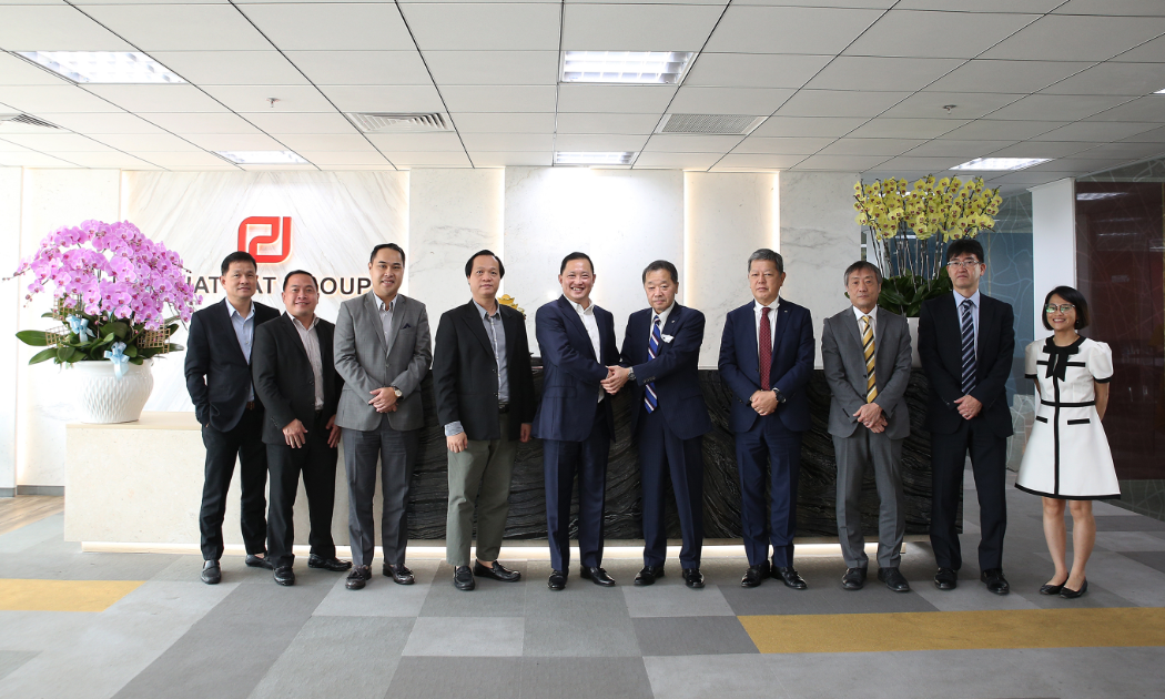 Chủ tịch Tập đoàn Phát Đạt bắt tay cùng Phó Chủ tịch Tập đoàn Samty tại trụ sở PDR.