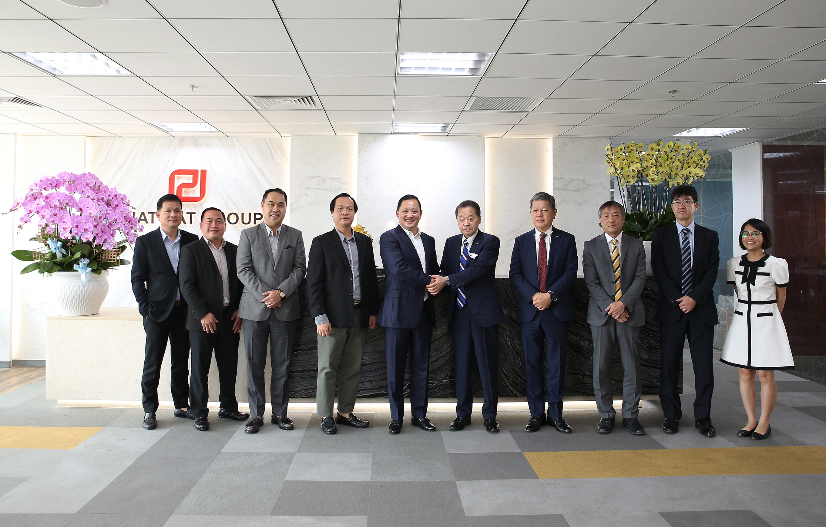 Chủ tịch Tập đoàn Phát Đạt bắt tay cùng Phó Chủ tịch Tập đoàn Samty tại trụ sở PDR.